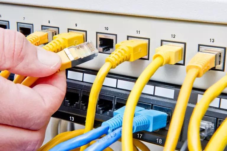 Fachgerecht installierte Netzwerktechnik in einem Büro