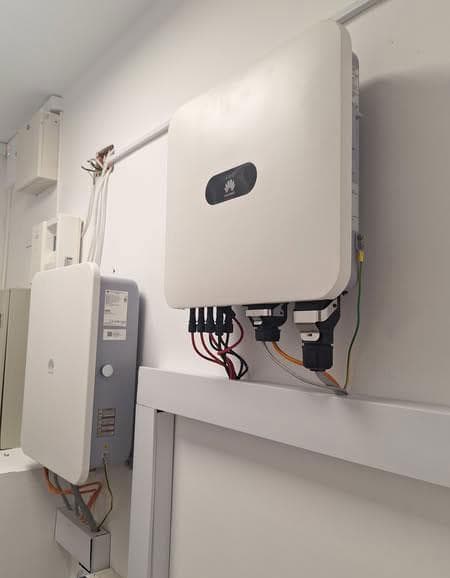 Fachgerecht installierte Photovoltaik-Anlage auf einem Dach