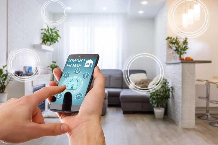 Fachgerecht installierte Smart-Home-Komponenten in einem Wohnzimmer