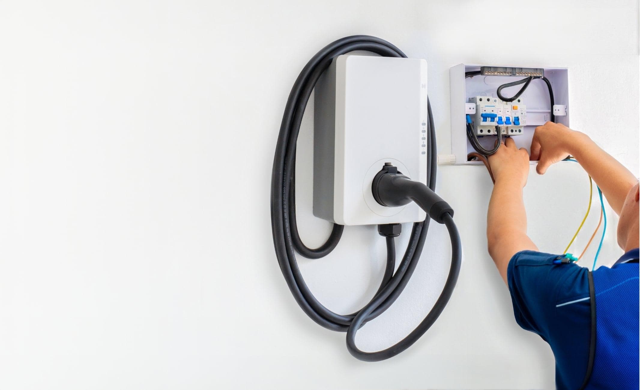 Fachgerecht installierte Wallbox in einer Garage