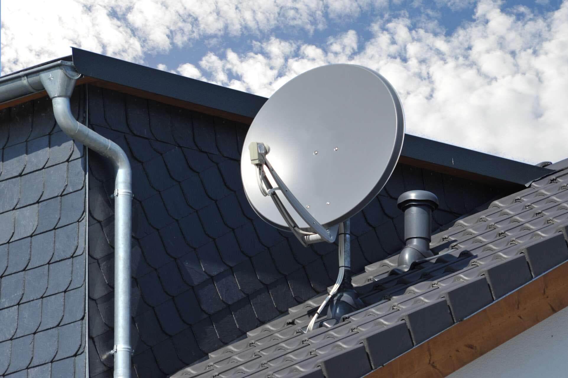 Fachgerecht montierte Satellitenschüssel an einer Hauswand